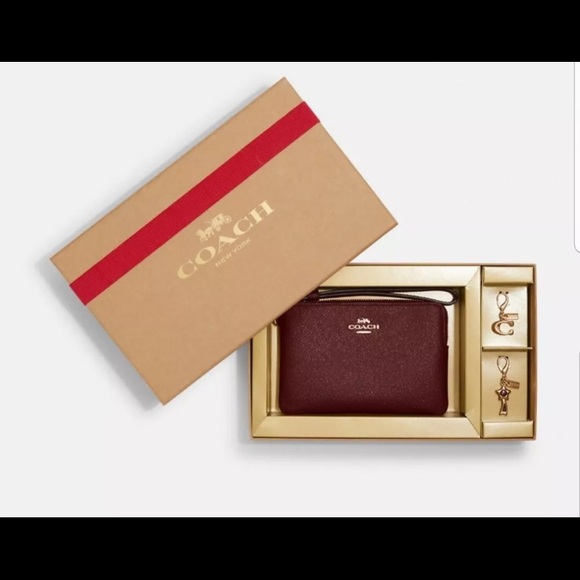 ***Coach New Black Cherry Glitter Boxed Set Corner Zip Wristlet & 2 Charms - Picture 2 of 5
